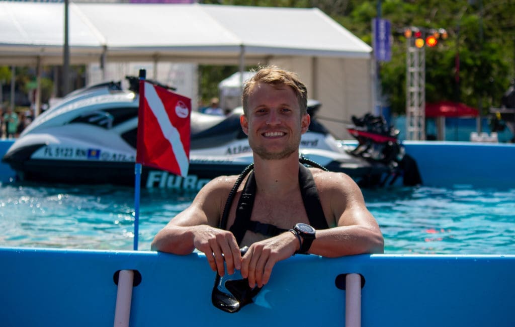 BLU3-Miami-Boat-Show-product-demo-pool