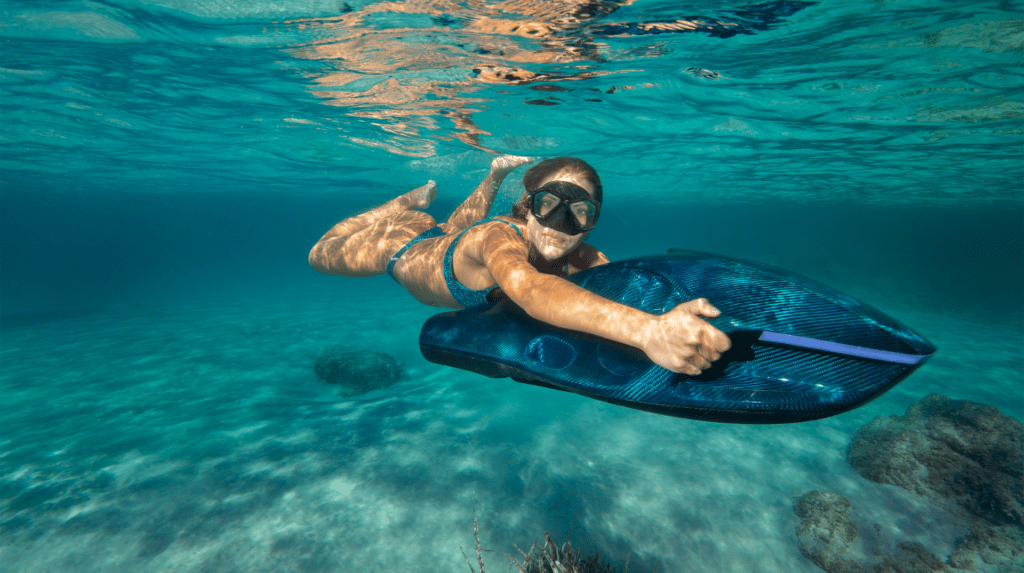 SeaNXT-Elite-Underwater-Adventure. Diver gliding underwater using the SeaNXT Elite underwater scooter, highlighting its sleek design and low buoyancy for easy and controlled diving.