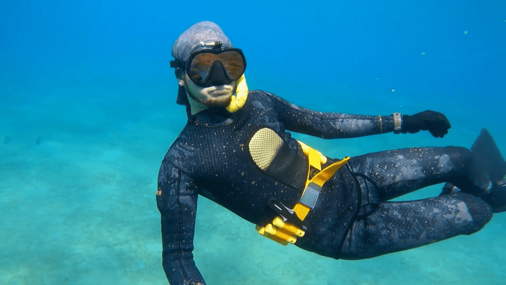 bright-weights-diver-yellow-belt-yellow Free diver wearing a yellow Bright Weights belt underwater, showcasing adjustable slugs for balanced buoyancy.